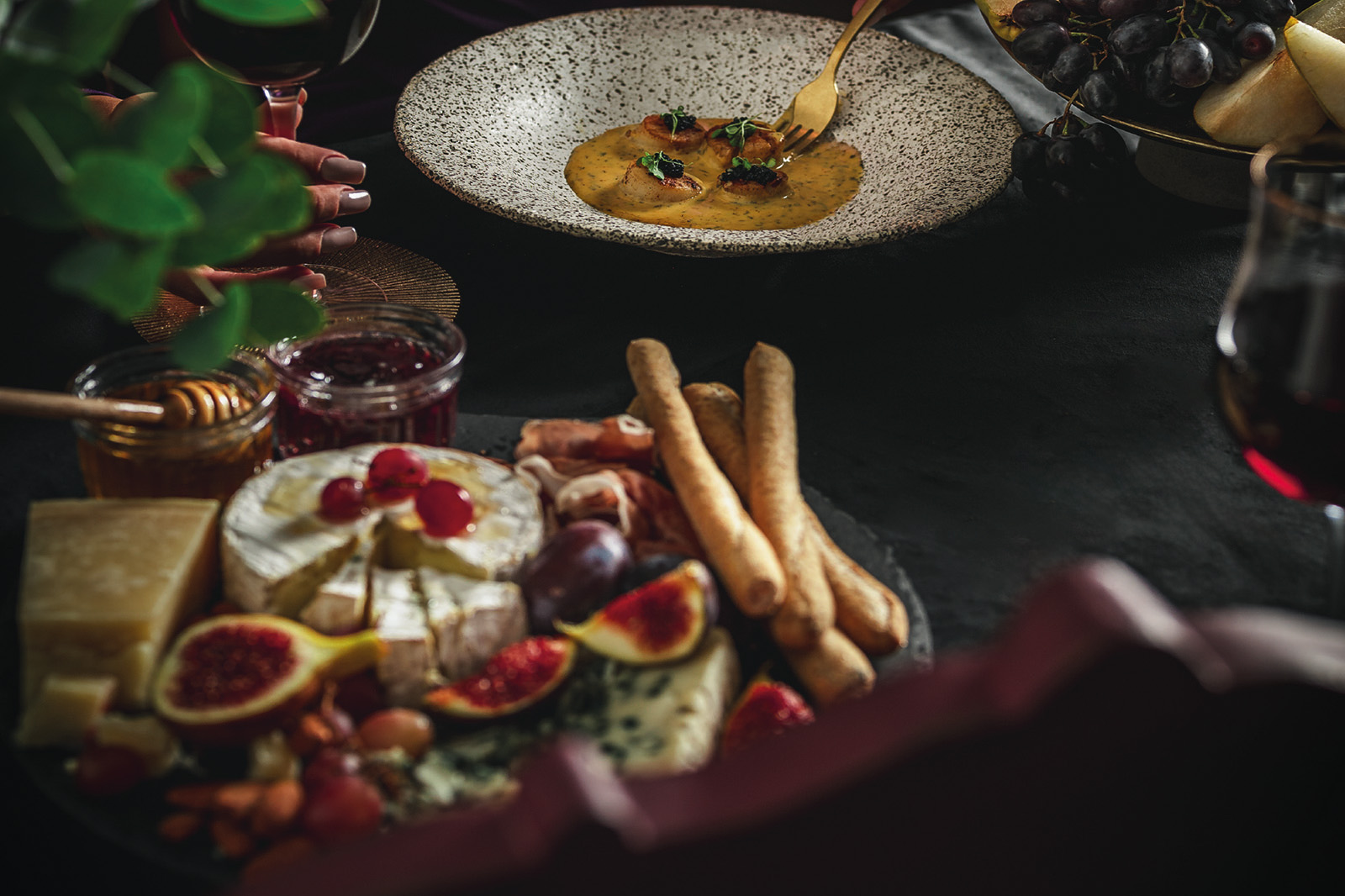 GET A GLIMPSE OF MYTHODEA